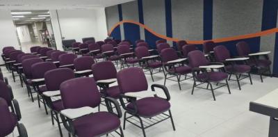 Sala Nazian, espaço interno, vista panorâmica das cadeiras em cor vinho.