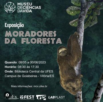 #ParaTodoMundoVer card com fundo tom verde escuro, simulando uma floresta densa e uma imagem de uma preguiça presa num galho de árvore, ao topo a logomarca e o nome do Museu de Ciências da Vida, logo baixo com letras brancas o Exposição Moradores da Floresta, ao centro escrito quando: 08/05/2023 a 30/06/2023, horário: 08:30 às 17:30, onde: Biblioteca Central da Ufes, campus de Goiabeiras - Vitória - ES,